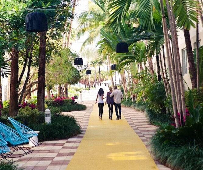 חדר פרמיום נוף לגינה, Kimpton Surfcomber Hotel, An Ihg