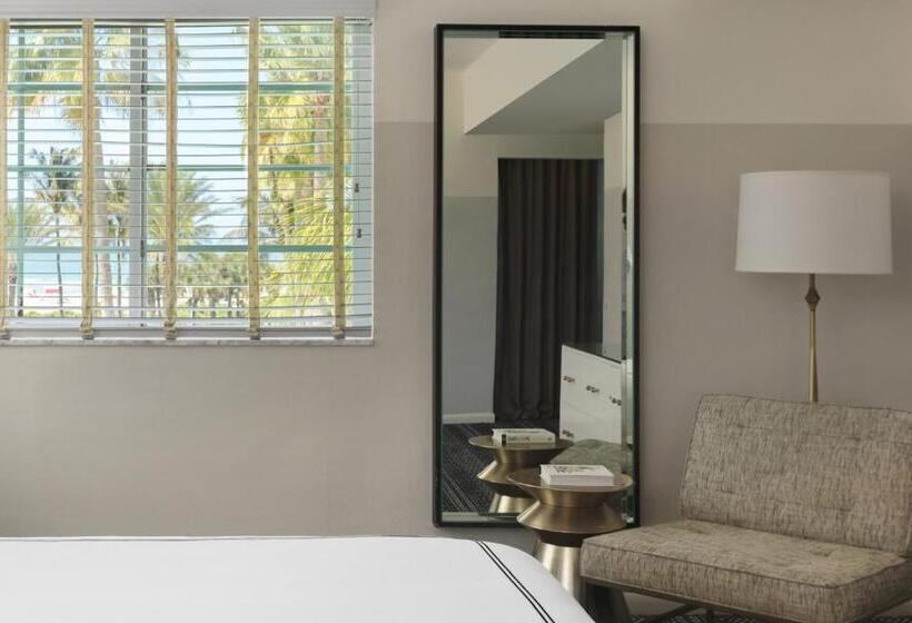 מיטת קינג בסוויטה, Kimpton Surfcomber Hotel, An Ihg
