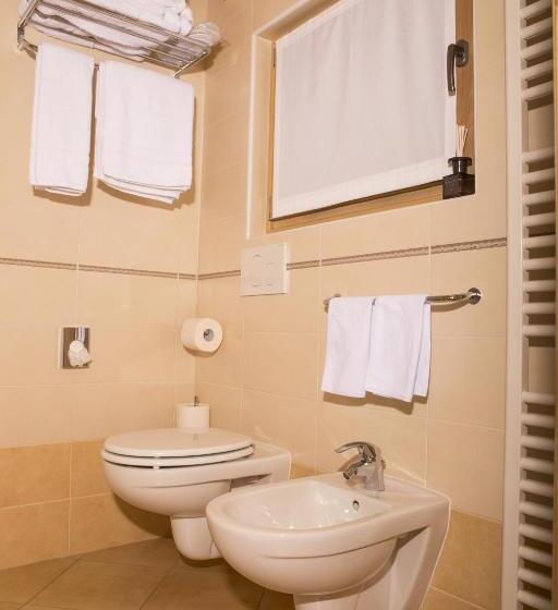 اتاق استاندارد چهارنفره با بالکن, B&b The King