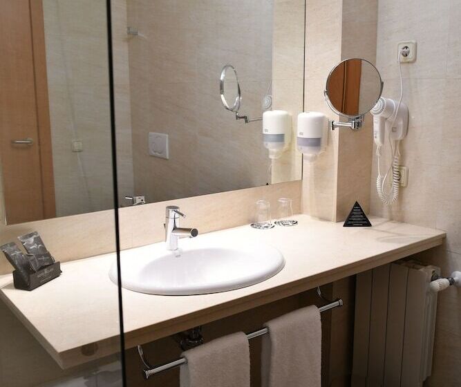 Habitación Triple Estándar, Class Valls