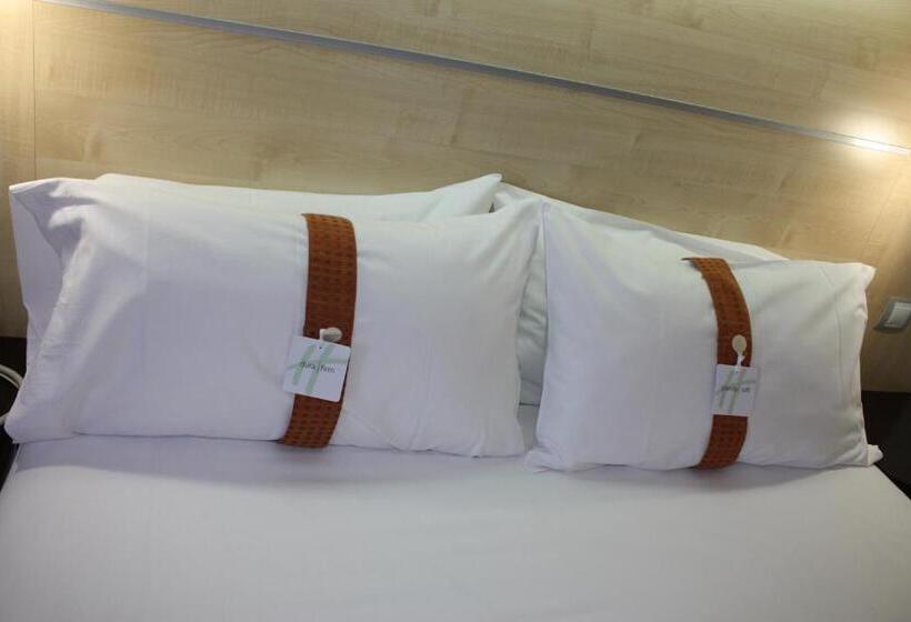 Номер Стандарт Трехместный, Holiday Inn Express Molins De Rei, An Ihg