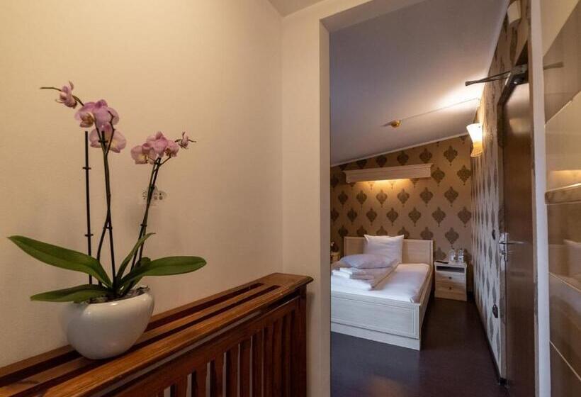 Четырехместный Номер Стандарт, Escala Rooms