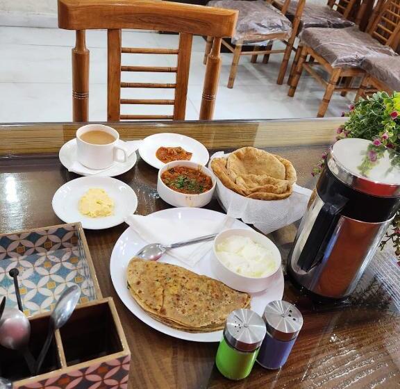 Номер Deluxe Кровать Кинг, King Delhi Airport