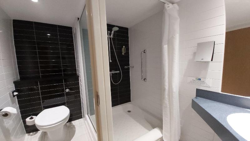 Номер Стандарт Адаптированный для Инвалидов, Holiday Inn Express London Gatwick   Crawley By Ihg