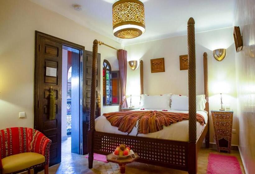 اتاق لوکس, Dar Anika