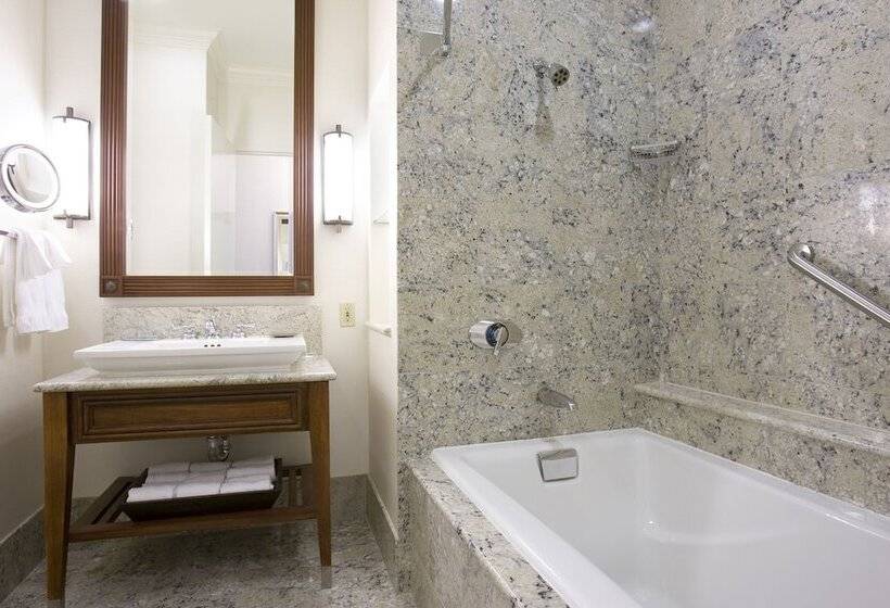 Номер Deluxe, Hilton New Orleans Riverside