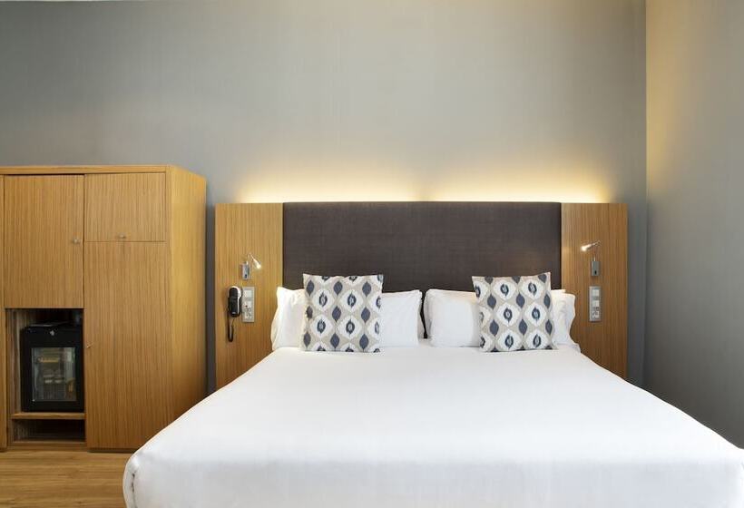 Quarto Quadruple Standart com Varanda, Petit Palace Plaza Del Carmen