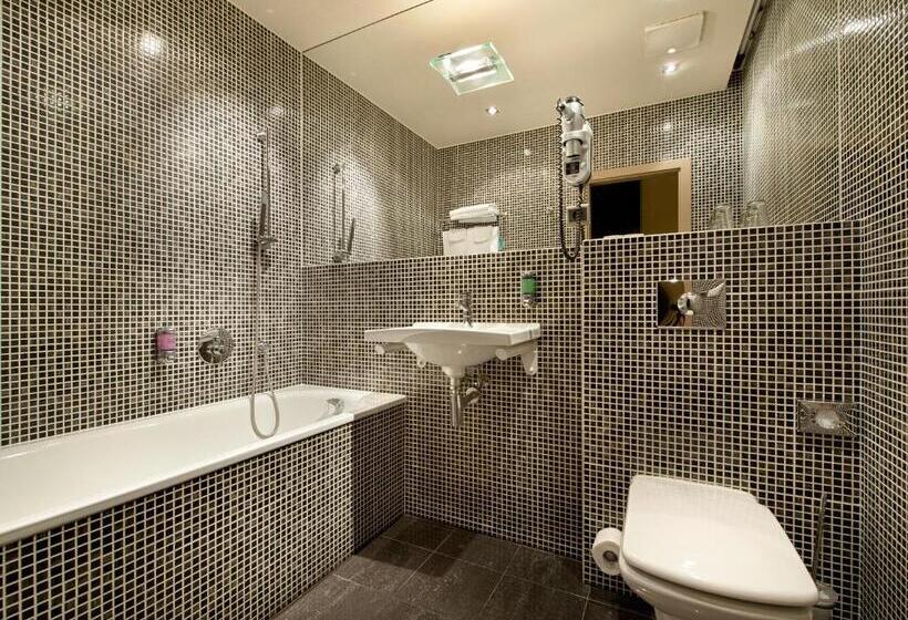 اتاق یک تخته با تراس, Ea Hotel Crystal Palace