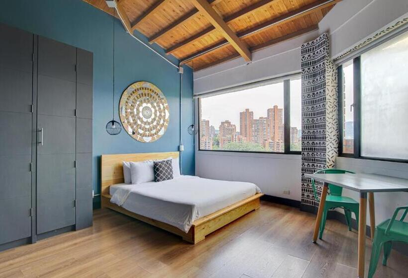 Семейный Номер, Socialtel Medellin   Formerly Selina Medellin