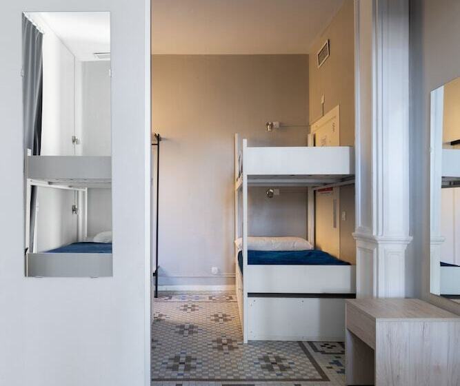 سرير فى غرفة مشتركة مزودة بحمام مشترك, Purple Nest Hostel