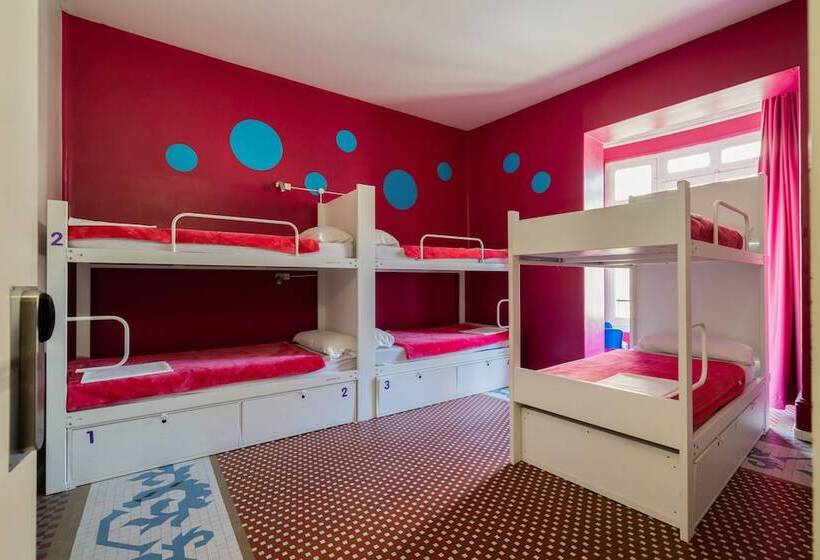 سرير فى غرفة مشتركة مزودة بحمام مشترك, Purple Nest Hostel
