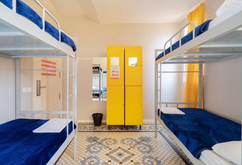 سرير فى غرفة مشتركة مزودة بحمام مشترك, Purple Nest Hostel