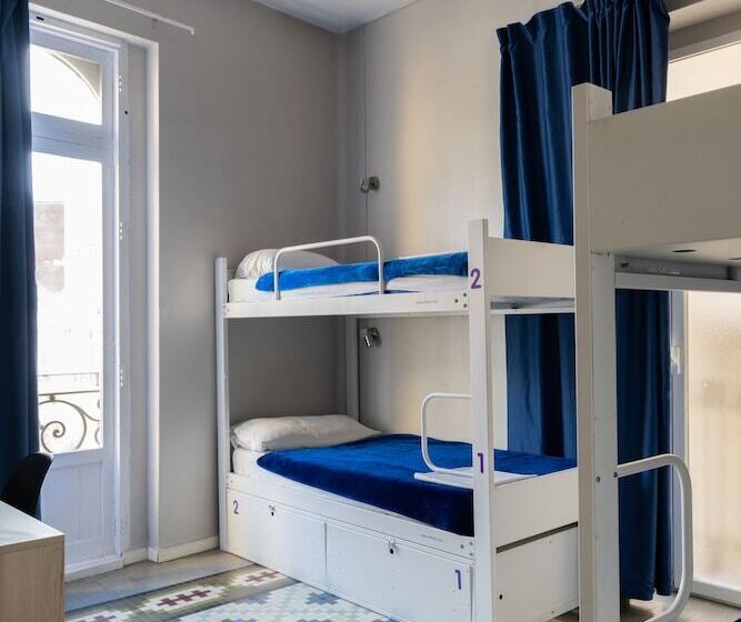 سرير فى غرفة مشتركة مزودة بحمام مشترك, Purple Nest Hostel