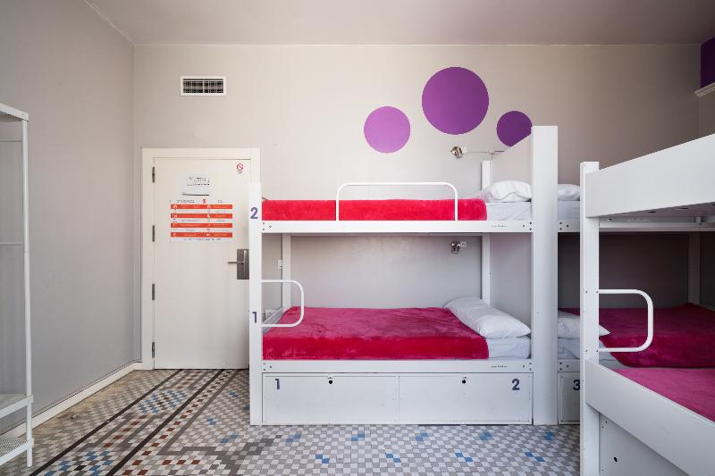 سرير فى غرفة مشتركة مزودة بحمام مشترك, Purple Nest Hostel