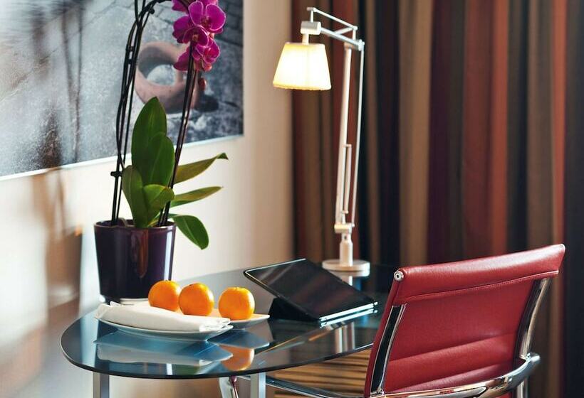 Executive Room, Mövenpick Hotel Amsterdam City Centre