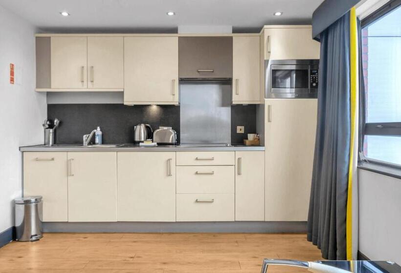Студия Стандарт, Roomzzz Leeds City West
