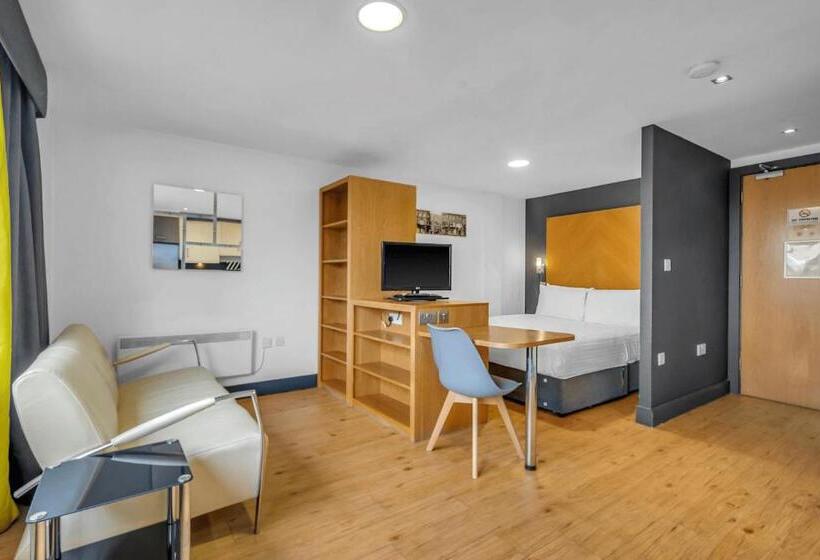 Студия Стандарт, Roomzzz Leeds City West