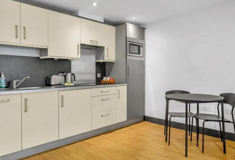 Семейное Студио, Roomzzz Leeds City West