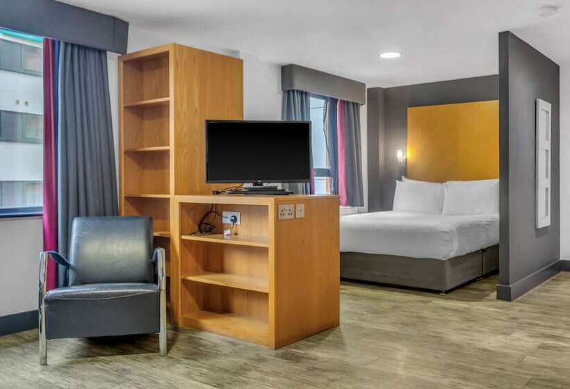 Студия Стандарт, Roomzzz Leeds City West