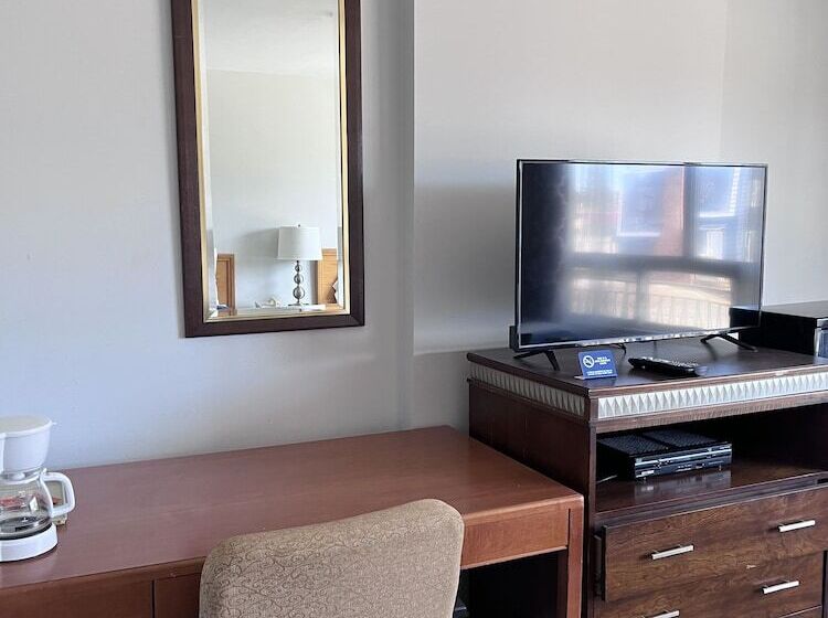 带2个双人床的标准工作室, Knights Inn   Park Villa Motel, Midland