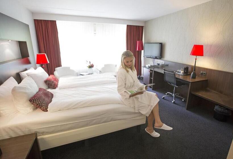 디럭스 트리플 룸, Van Der Valk Hotel Assen