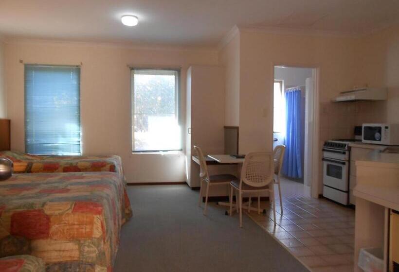패밀리 룸, Augusta S Georgiana Molloy Motel