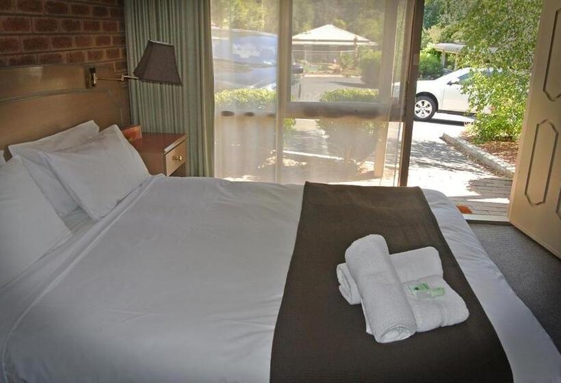 스탠다드 스튜디오, Eltham Motor Inn