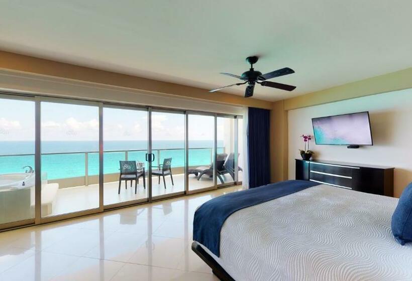 מיטת קינג בסוויטה, Seadust Cancun Family Resort  All Inclusive