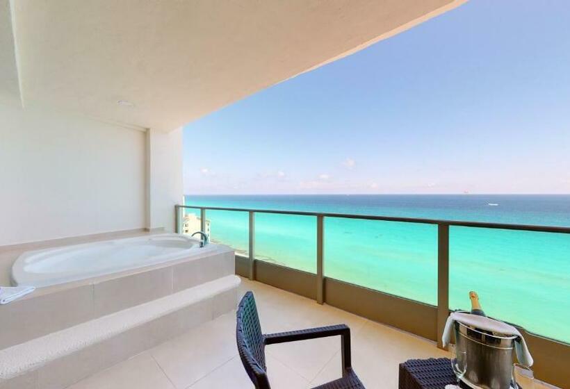 מיטת קינג בסוויטה, Seadust Cancun Family Resort  All Inclusive