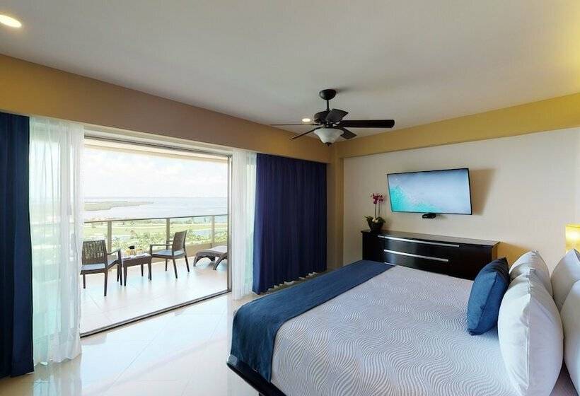מיטת קינג בסוויטה, Seadust Cancun Family Resort  All Inclusive