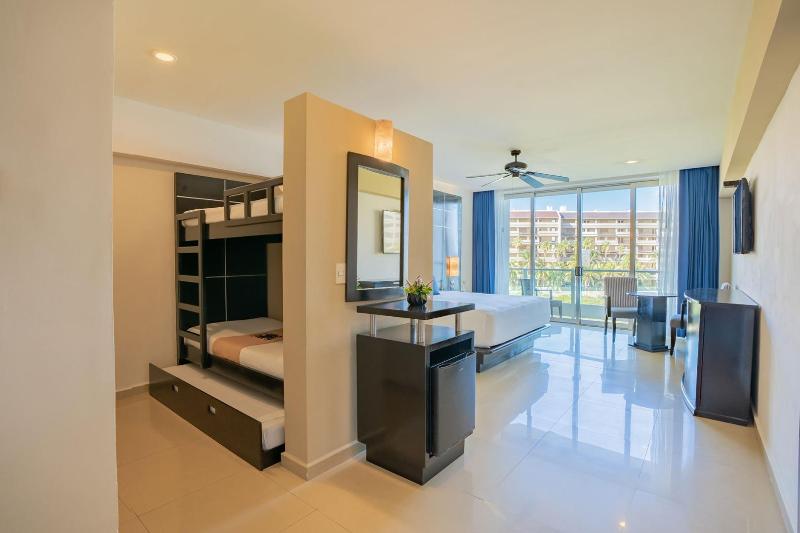 מיטת קינג בסוויטה, Seadust Cancun Family Resort  All Inclusive