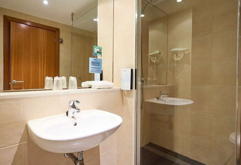 Quarto Estandar, Travelodge Barcelona Cornella Fira