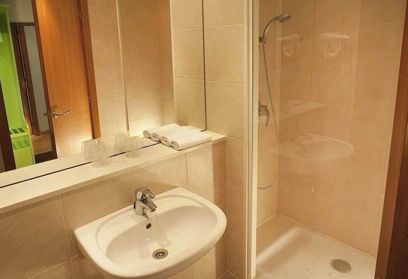 Номер Стандарт Трехместный, Travelodge Barcelona Cornella Fira