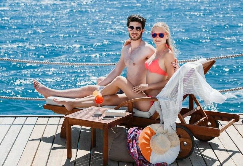 ‫فيلا غرفة نوم واحدة, Adam & Eve   Adult Only