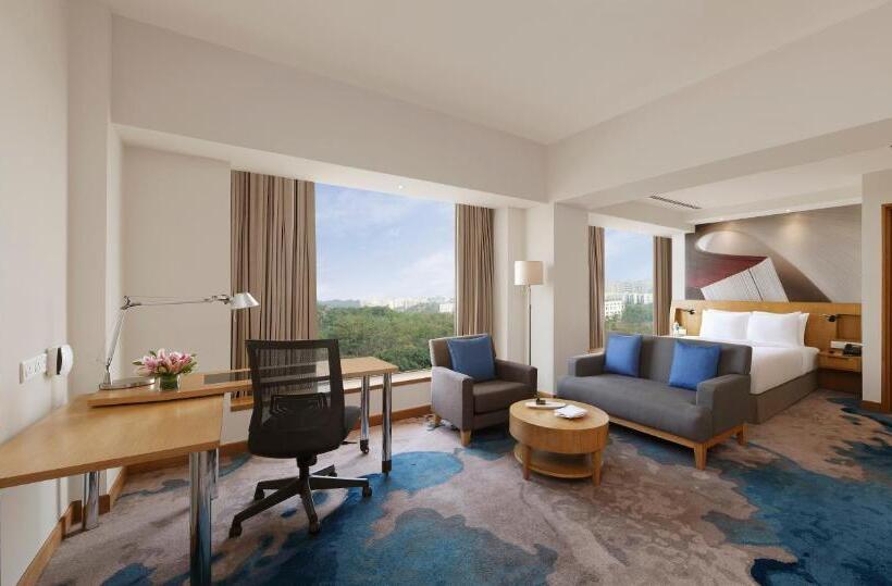 Полулюкс Кровать Квин, Novotel Hyderabad Convention Centre