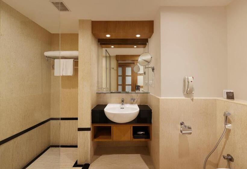 Номер Superior Вид на Бассейн, Novotel Hyderabad Convention Centre