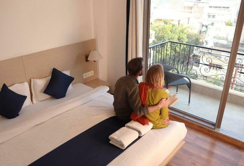 اتاق لوکس با بالکن, The Blue Jay Hostel