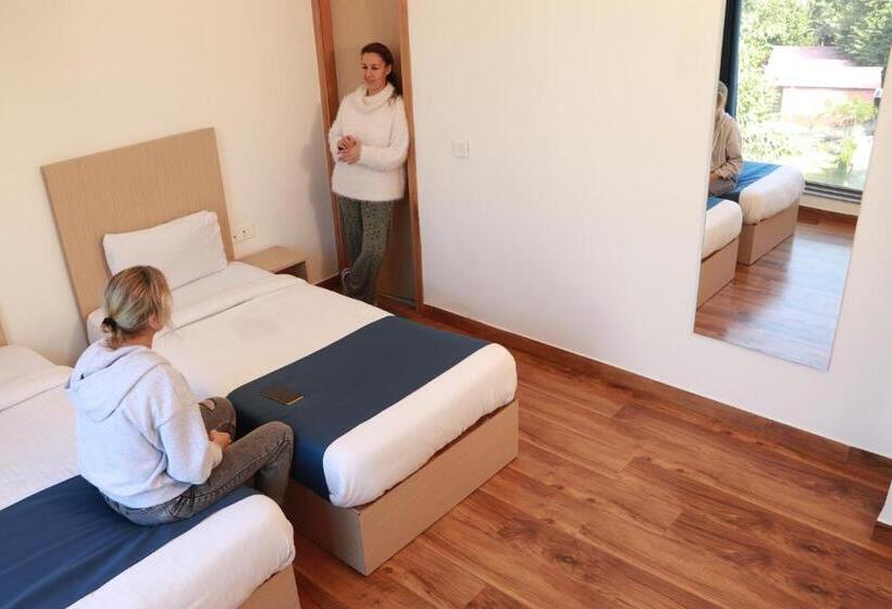 اتاق لوکس, The Blue Jay Hostel