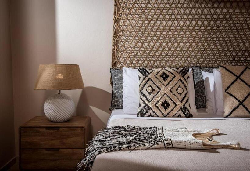 سوئیت جونیور با چشم‌انداز باغ, Creta Blue Boutique