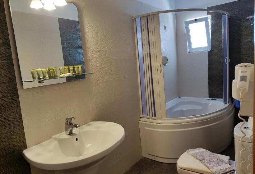 جناح جونيور مطل على الجبل, Grand Olympic Hotel Loutraki
