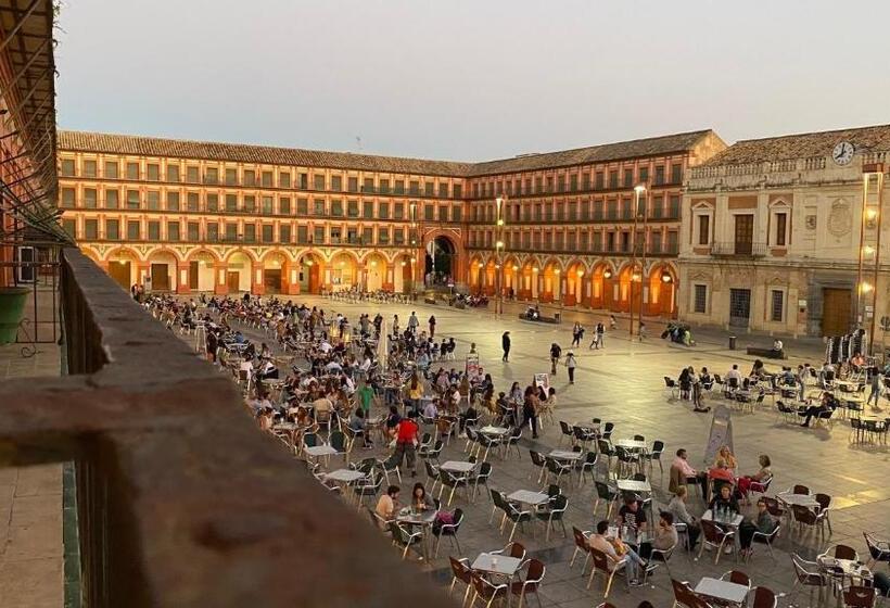 اتاق استاندارد سه تخته با بالکن, Hostel Plaza Mayor Corredera