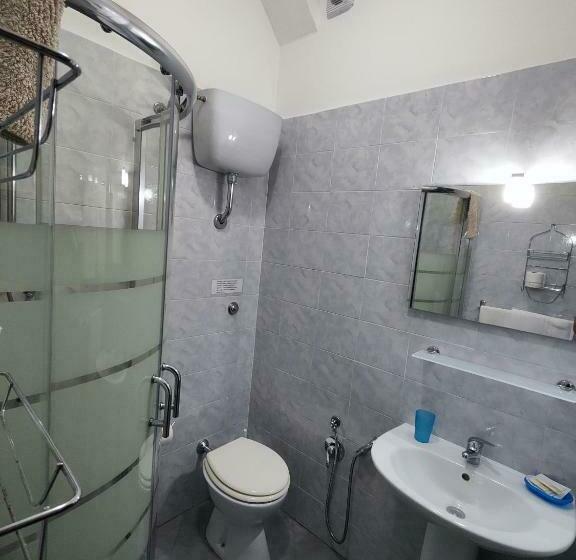 اتاق استاندارد چهارنفره با بالکن, Albergo Primavera