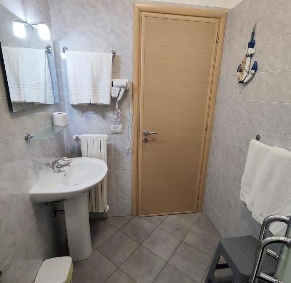 اتاق استاندارد چهارنفره با بالکن, Albergo Primavera