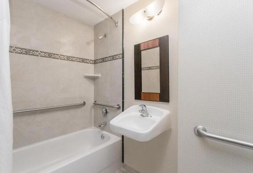 장애인을 위한 킹사이즈 침대 스탠다드 룸, Days Inn & Suites By Wyndham Fort Pierce I95