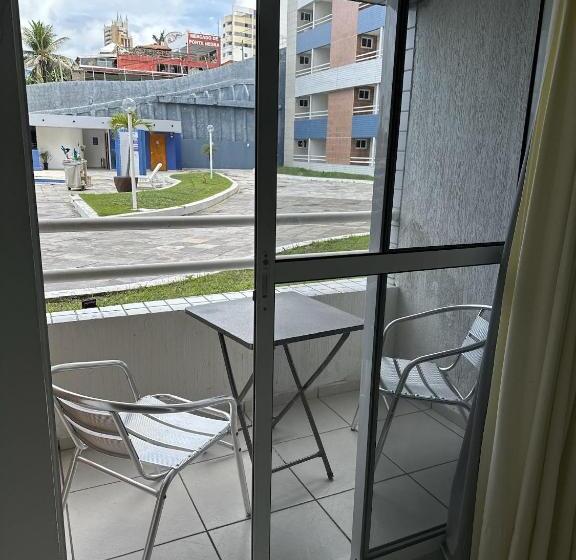 استودیو استاندارد با چشم‌انداز استخر, Flats Particular Terrazzo