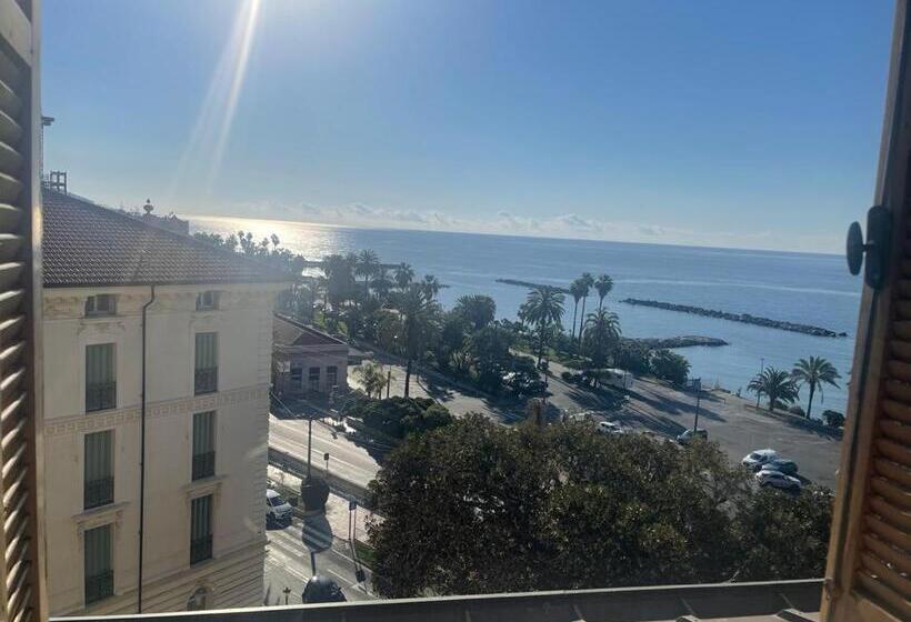 اتاق خانوادگی با چشم‌انداز جانبی دریا, Lolli Palace
