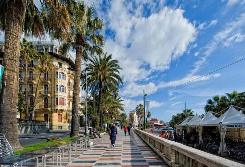 اتاق اساندارد با چشم‌انداز جانبی به دریا, Lolli Palace