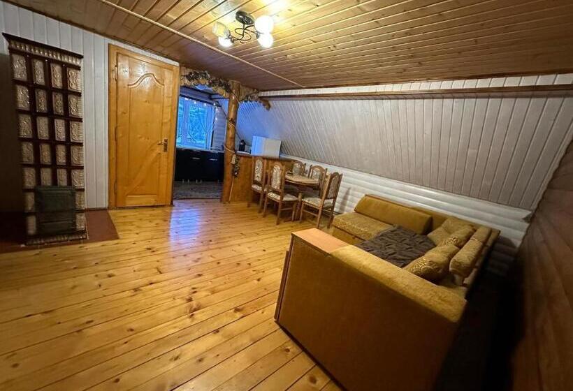 Family Suite, Sadyba U Anastasijky