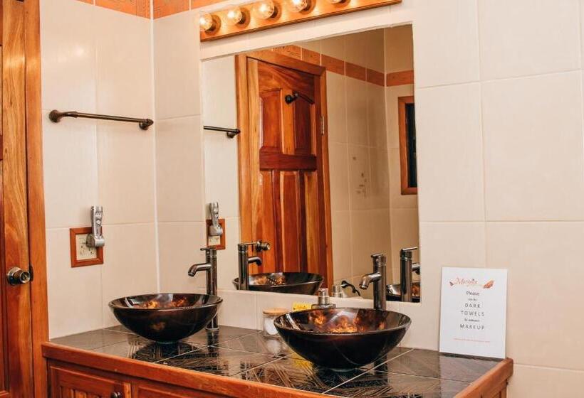 سوییت اجرایی, Mariposa Jungle Lodge