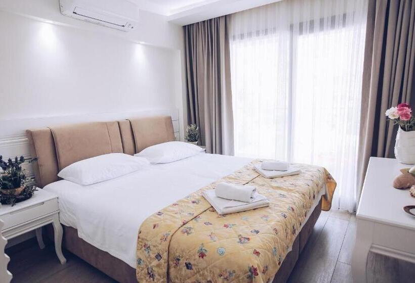 Suite with Balcony, Princess Kinli Suites